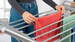 Jak wysuszyć ubrania w 7 minut bez żelazka, grzejnika i suszarki: skuteczna sztuczka